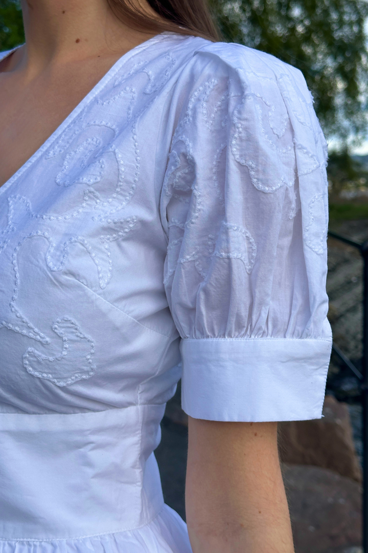 Zenda Embroidery Dress White