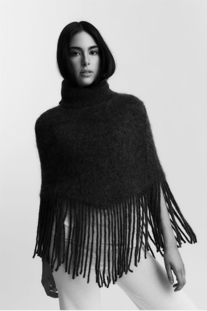Nikola Chunky Poncho Black