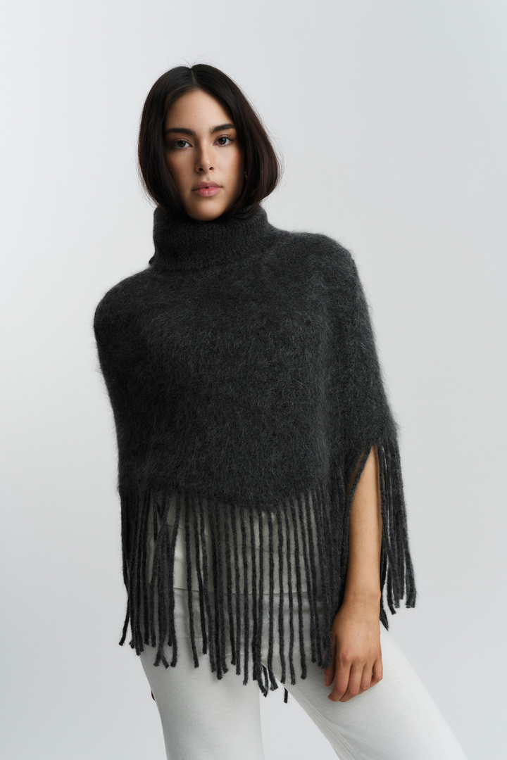 Nikola Chunky Poncho Black