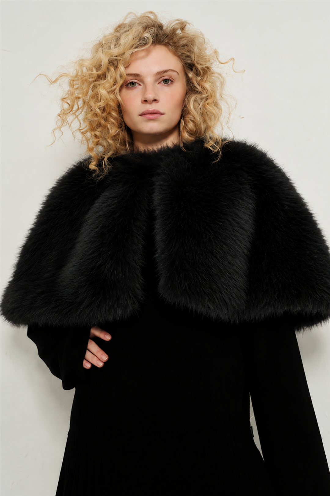 Izaya Fake Fur Cape Black