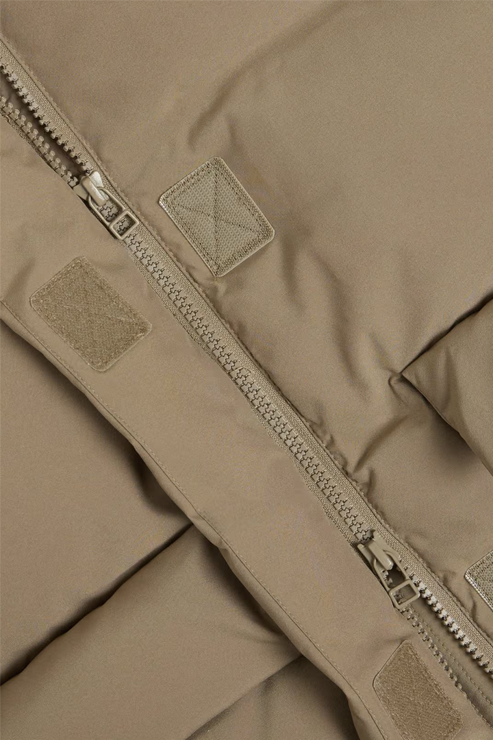 Besseggen Down Jacket Dk. Sand