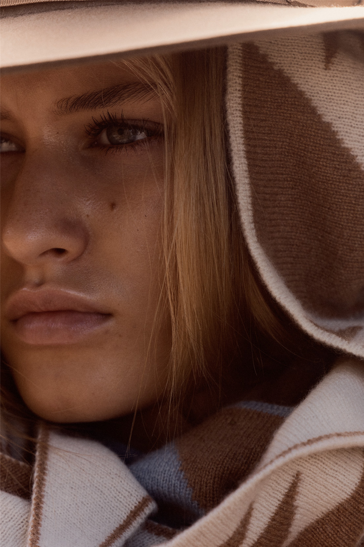 Terra Triangle Cashmere Scarf Off White/Camel