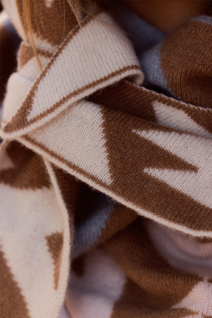Terra Triangle Cashmere Scarf Off White/Camel