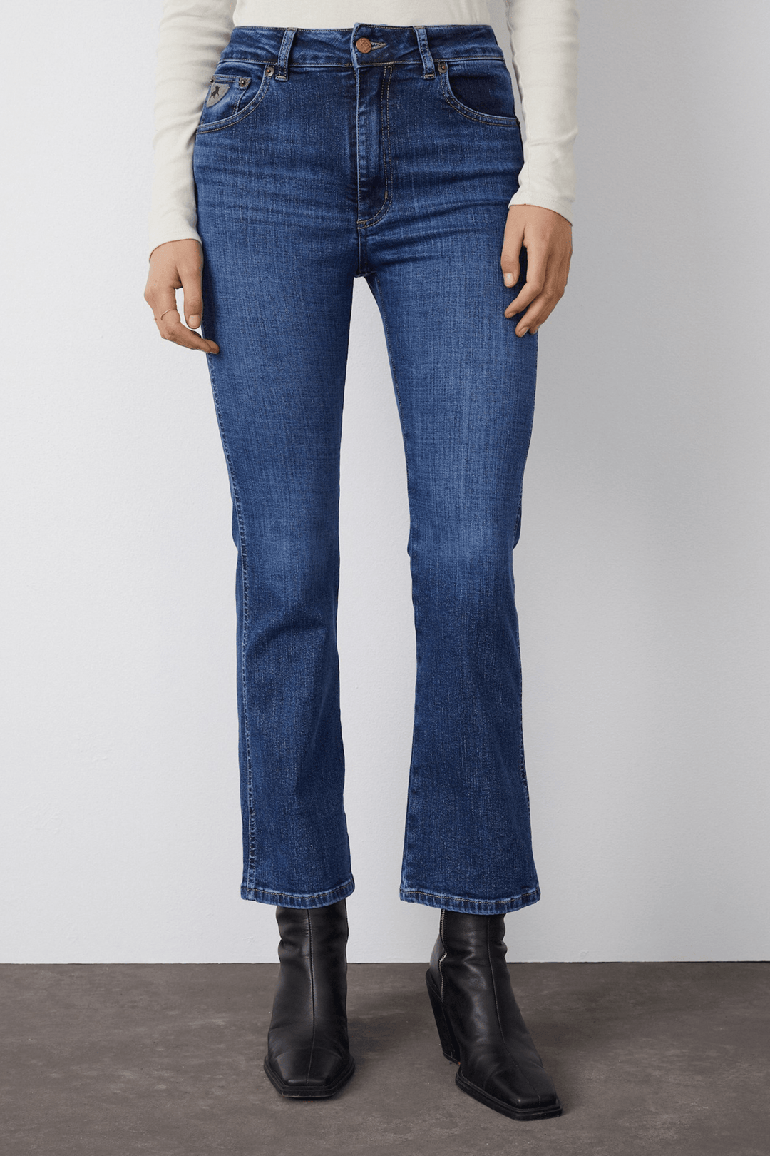 Lois Bukser & jeans Malena F Bolger Cross Stone